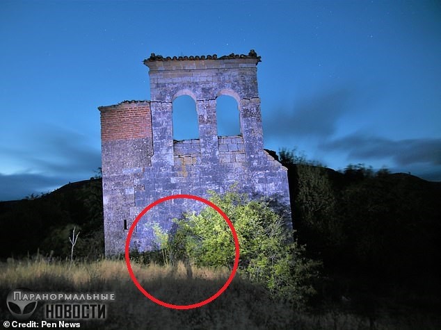 В заброшенной деревне засняли тень невидимки, а потом фотограф нашел на своем теле странные царапины