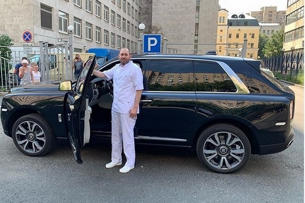 Семён Слепаков на фоне люксового авто пошутил про большие зарплаты врачей
