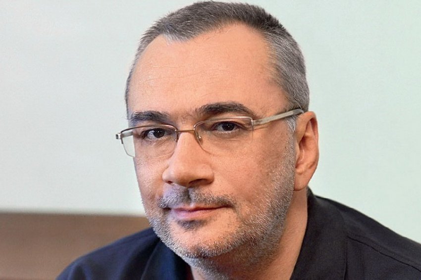 В сети обсуждают снимок, на котором якобы запечатлен Константин Меладзе в компании неизвестной блондинки