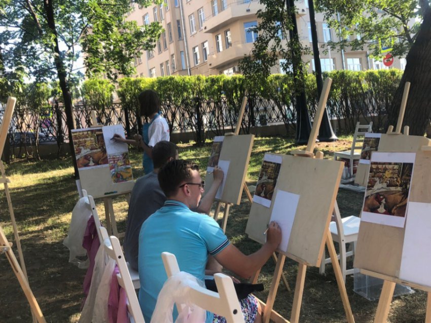 В москве проходит уличный арт-фестиваль «Москва-Париж-Москва»