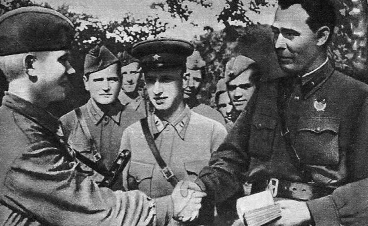 Как увеличить пенсию с помощью комсомольского, профсоюзного или партийного билета