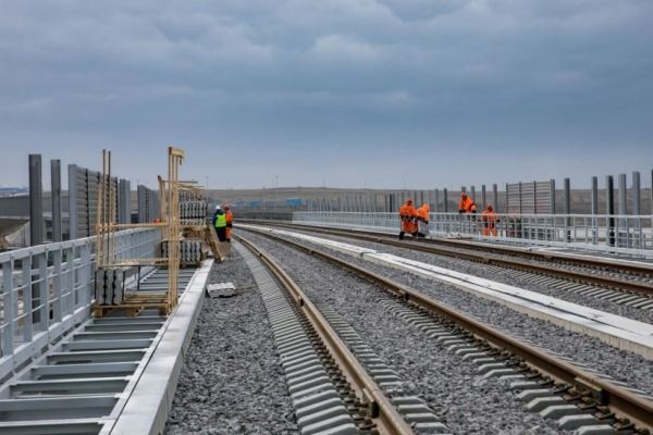Строители Крымского моста уложили все рельсы