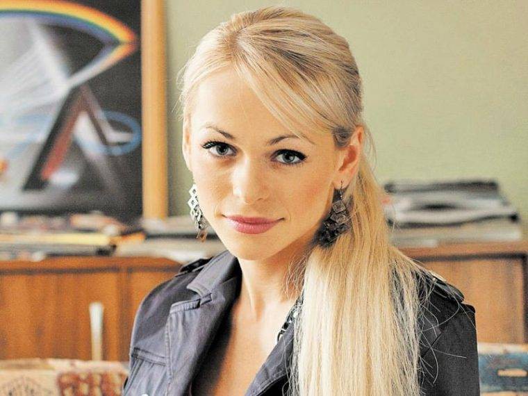 Российская актриса Анна Хилькевич имеет безупречную внешность, благодаря пластическим операциям