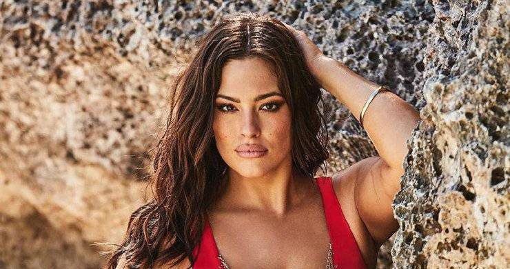 Модель plus size Эшли Грэм не стесняется демонстрировать изменения в своей фигуре