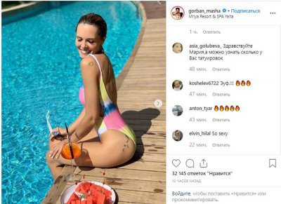 Мария Горбань вместе с дочерью вышли на пляж в одинаковых купальниках