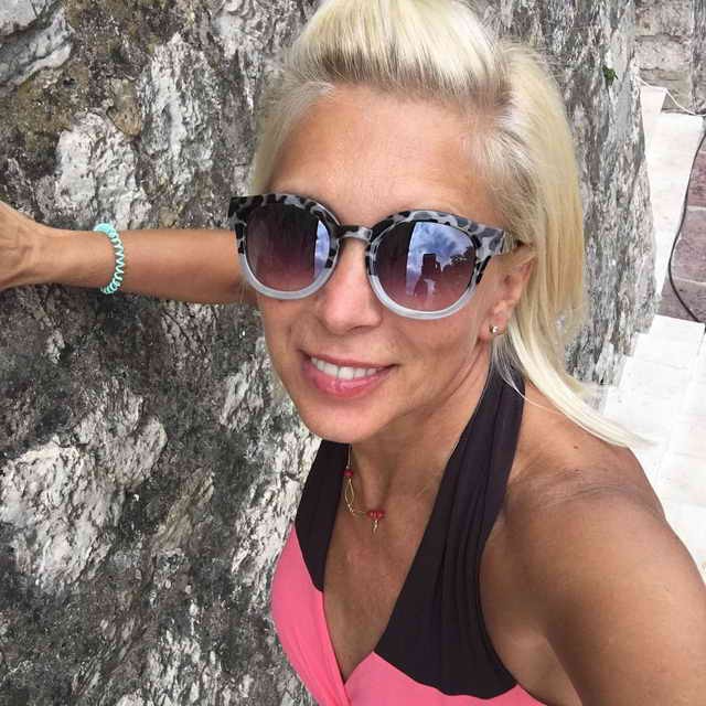 Алена Свиридова с пивом в руке в забегаловке получила одобрение поклонников