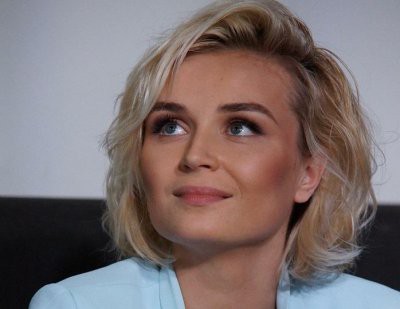 Полина Гагарина принимает процедуру иглоукалывания