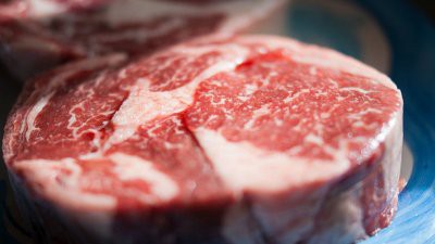 Ученые выяснили, что бактерии могут сделать красное мясо не опасным для здоровья
