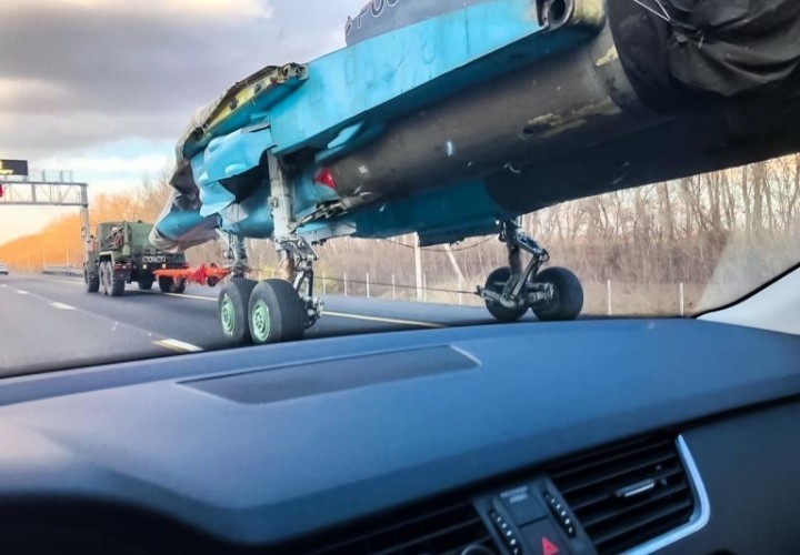 «Только в России»: Американские СМИ удивились транспортировке Су-34 по автодороге