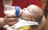 Сколько должен съедать новорождённый ребенок в 1, 2 месяца за одно кормление: 7 правил, таблица норм