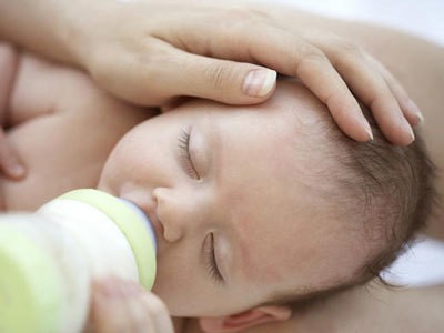 Сколько должен съедать новорождённый ребенок в 1, 2 месяца за одно кормление: 7 правил, таблица норм
