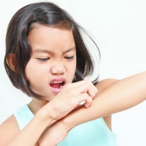 Чесотка у детей: причины, 2 основных формы, 14 принципов лечения, 5 групп препаратов