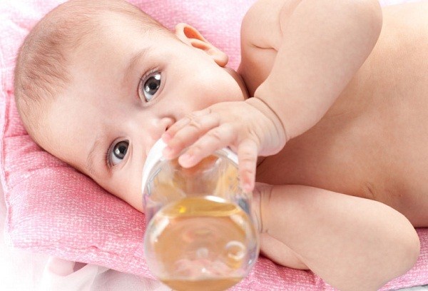 С какого возраста можно давать ребенку чай: черный или зеленый, состав напитка и как выбрать?