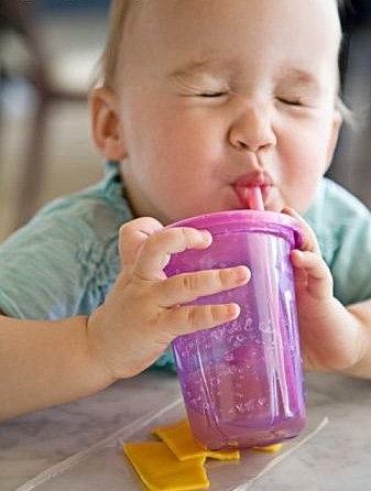 С какого возраста можно давать ребенку чай: черный или зеленый, состав напитка и как выбрать?