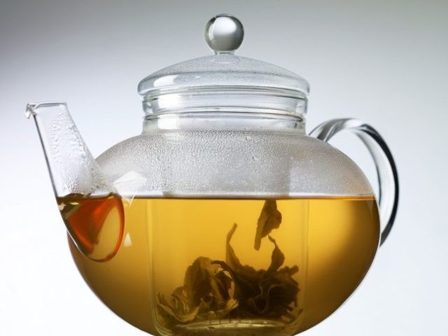 С какого возраста можно давать ребенку чай: черный или зеленый, состав напитка и как выбрать?