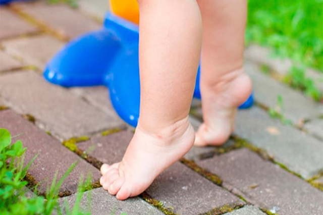 Ребенок ходит на носочках: 4 группы причин, лечение и что необходимо делать?