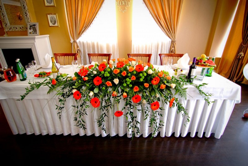 Композиция на стол молодоженов — свадебные советы