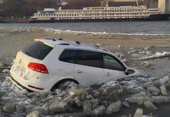 Девять автомобилей утонули в Таганрогском заливе за сутки