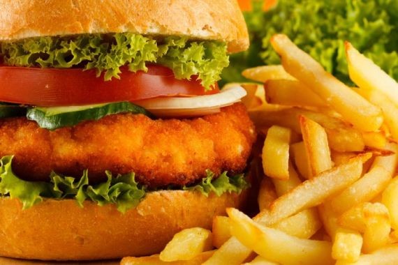 Медики рассказали, как фастфуд может погубить зрение