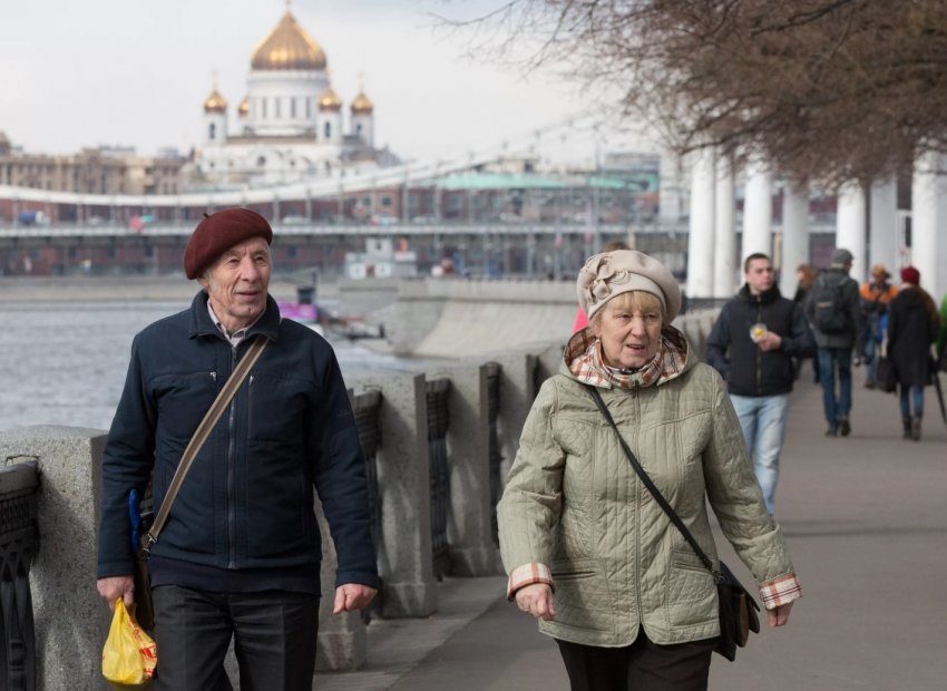 Что можно купить на пенсию в России: жизнь пенсионеров в Москве и в провинции
