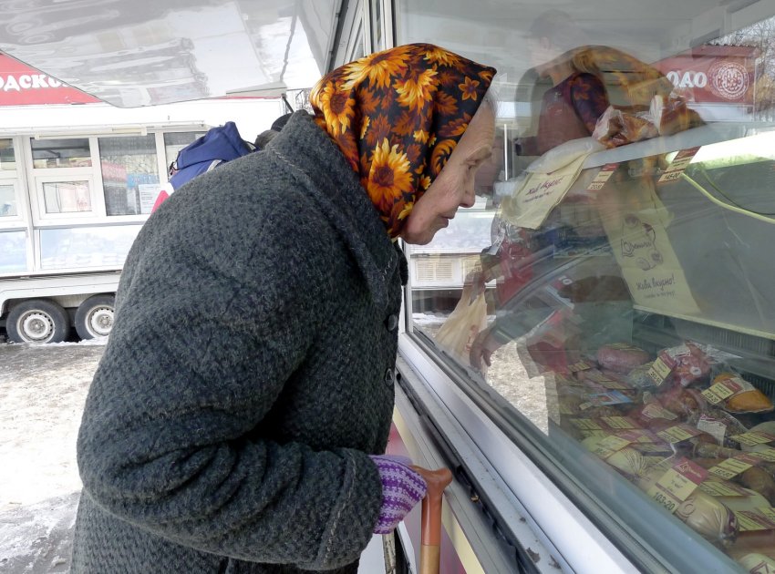 Что можно купить на пенсию в России: жизнь пенсионеров в Москве и в провинции