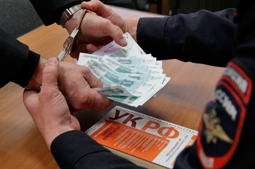 В Москве майор полиции пытался съесть полученную взятку, чтобы избежать наказания