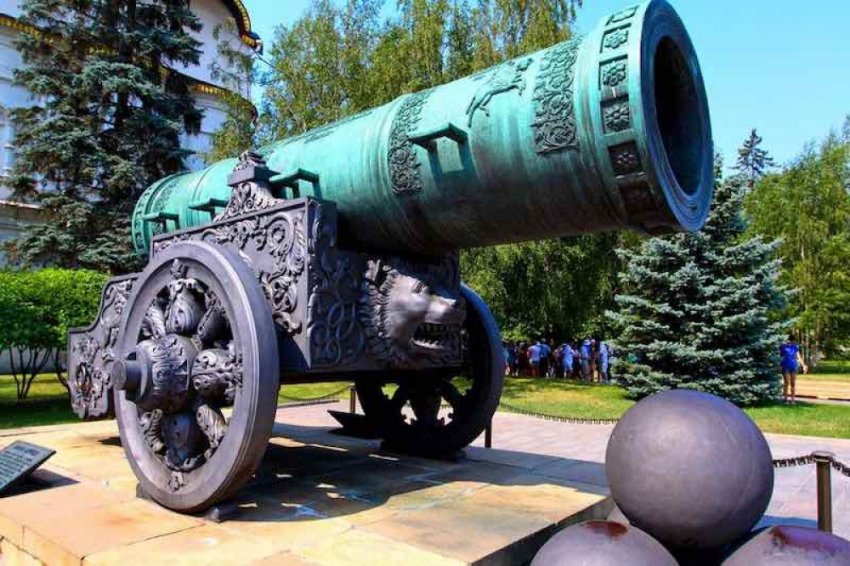 Царь-пушка в Кремле - это бомбарда, и стреляла она один раз