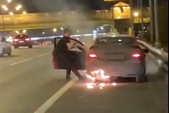 На Московской кольцевой остановили горящую легковушку, управляемую нетрезвой женщиной