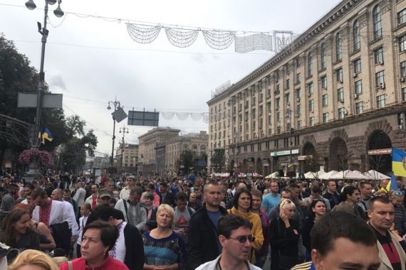Зеленский хочет упростить получение украинского гражданства беженцам из России