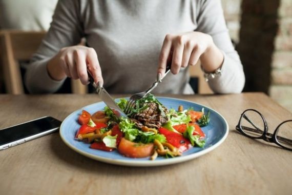 Врач Дорис Курц объяснила, какие продукты снижают количество жира в печени