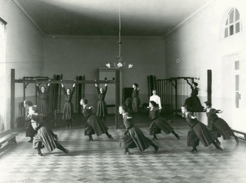 Воспитание осанки среди аристократичного сословия