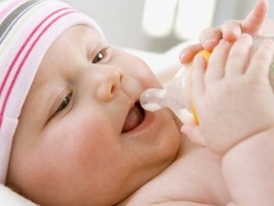 Педиатр: воду до введения прикорма не стоит давать младенцам
