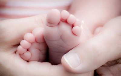 Новорожденный британец стал самым молодым пациентом с коронавирусом в мире