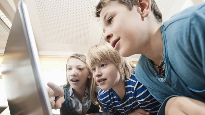 Почему процветают "группы смерти" и как защитить детей от интернета? Почему процветают "группы смерти" и как защитить детей от интернета?