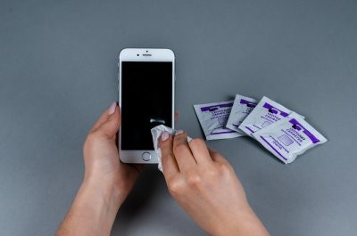 Эксперты рассказали, чем протирать смартфон от микробов