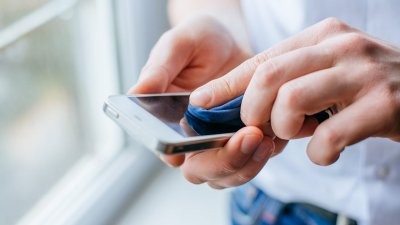 Эксперты рассказали, чем протирать смартфон от микробов
