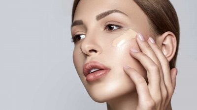 Косметолог развенчала популярные мифы о тональном креме