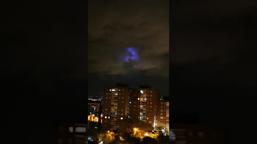 Люди по всему миру наблюдают в небе загадочное синие свечение