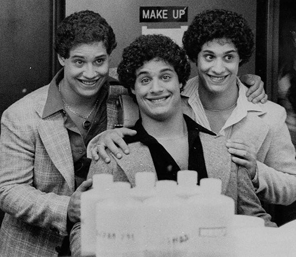 Как разлучили близнецов и растили в семьях с разным доходом