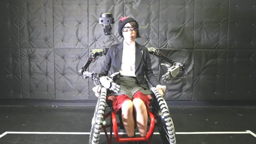 Инвалидную коляску оснастили роботоруками с удаленным управлением