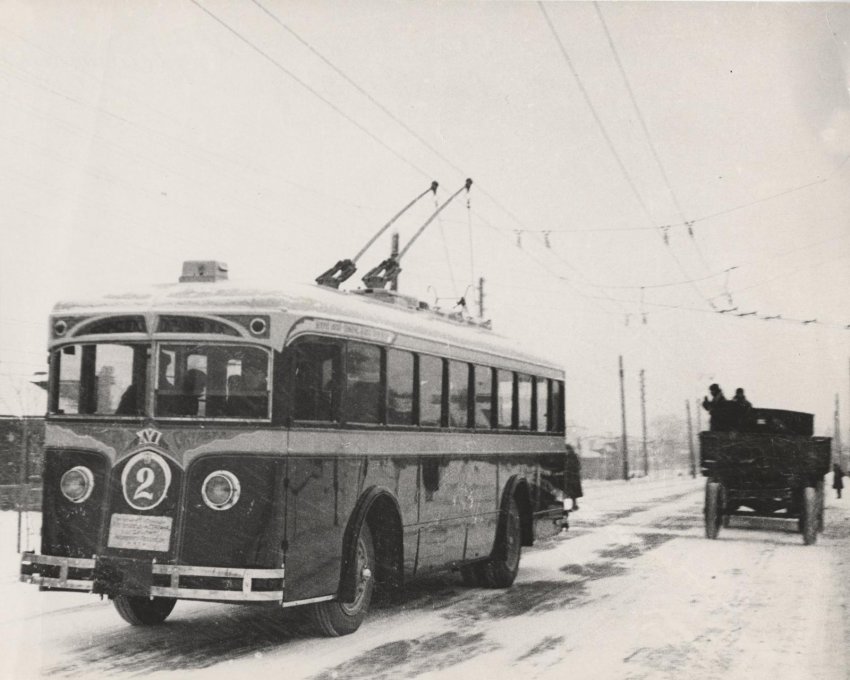 Первые троллейбусы в России