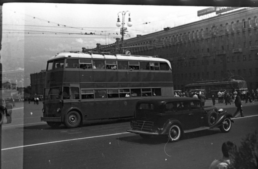 Первые троллейбусы в России