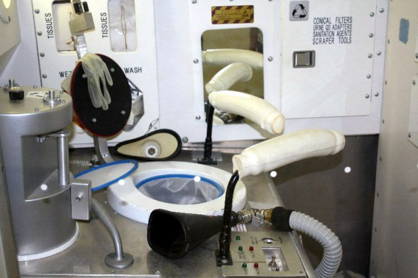 Как быть космонавту, которому приспичило в туалет?