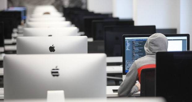 У россиян похищают личную информацию через приложения в смартфонах У россиян похищают личную информацию через приложения в смартфонах