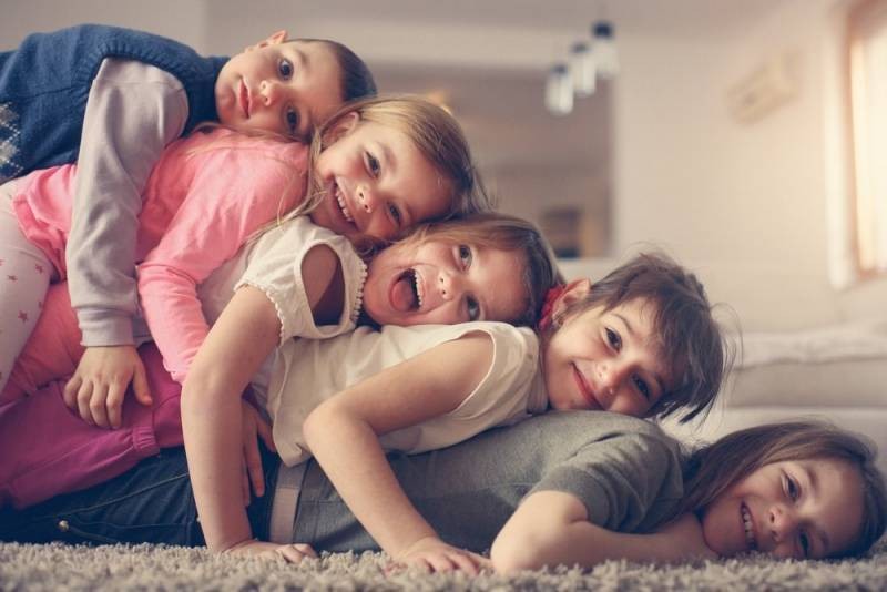 Бесплатные няни и прочие льготы: новые меры поддержки для многодетных семей в России