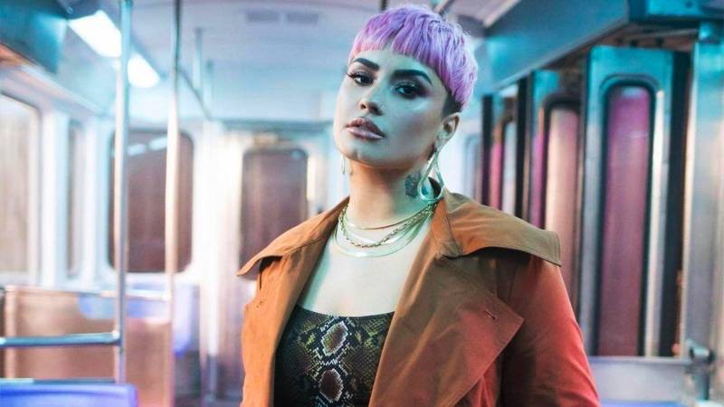 Певица Деми Ловато совершила каминг-аут как небинарная персона