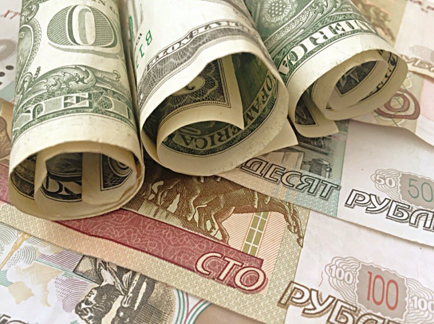 Россиянам придется скупать доллары без оглядки на курс   