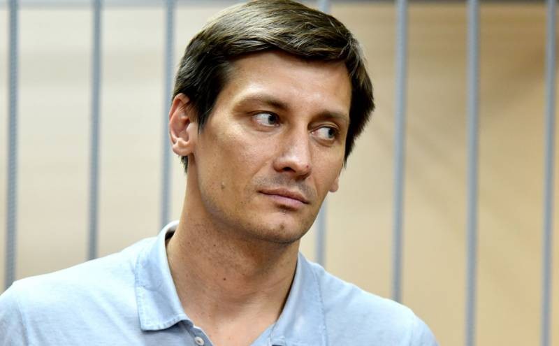 Почему арестовали бывшего депутата Дмитрия Гудкова и проводят у него обыски