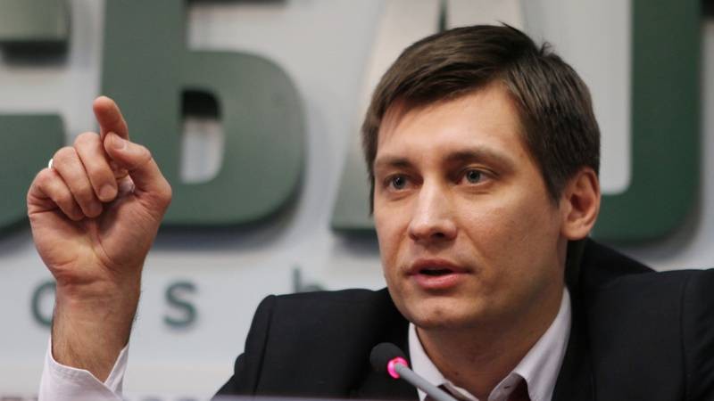 Почему арестовали бывшего депутата Дмитрия Гудкова и проводят у него обыски