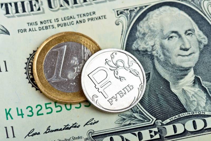 Куда россиянам вкладывать деньги вместо долларов США